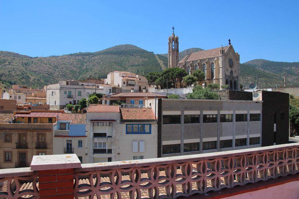 Hostal Portbou Exterior foto