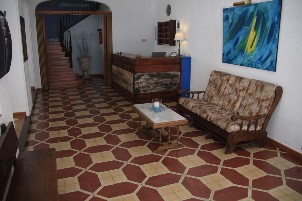 Hostal Portbou Exterior foto
