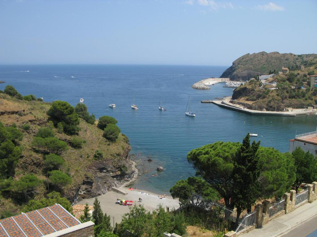 Hostal Portbou Exterior foto