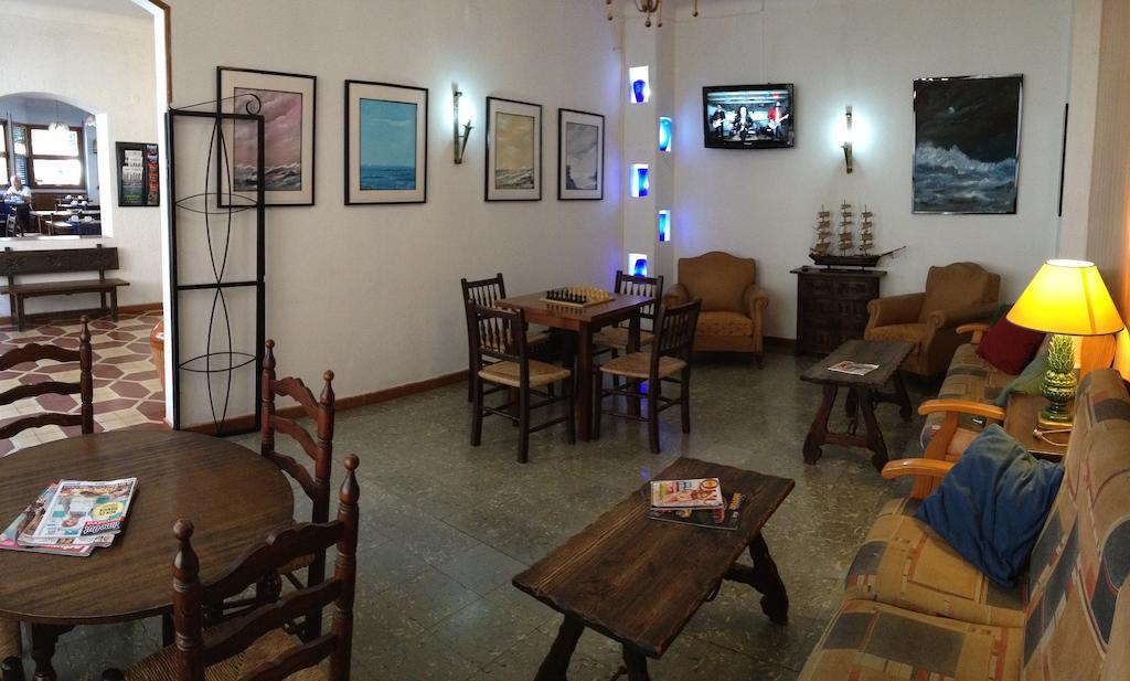 Hostal Portbou Exterior foto